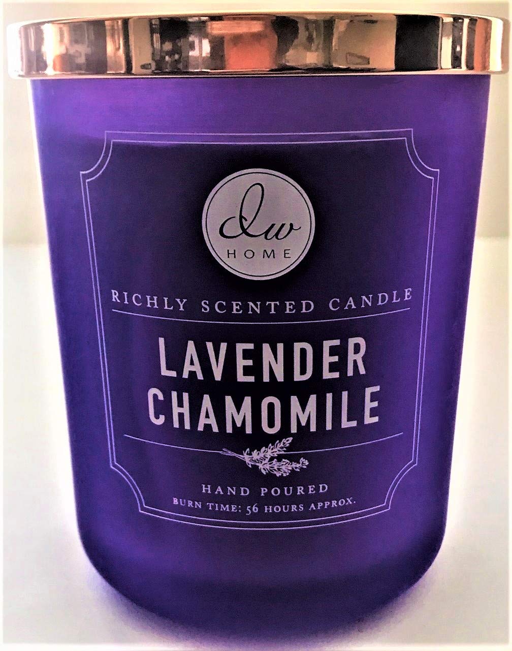 Bougie DW Home lavande camomille avec deux mèches dans le gobelet violet mat, diffusion accrue.