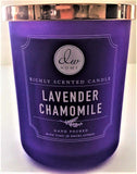 Bougie DW Home lavande camomille avec deux mèches dans le gobelet violet mat, diffusion accrue.