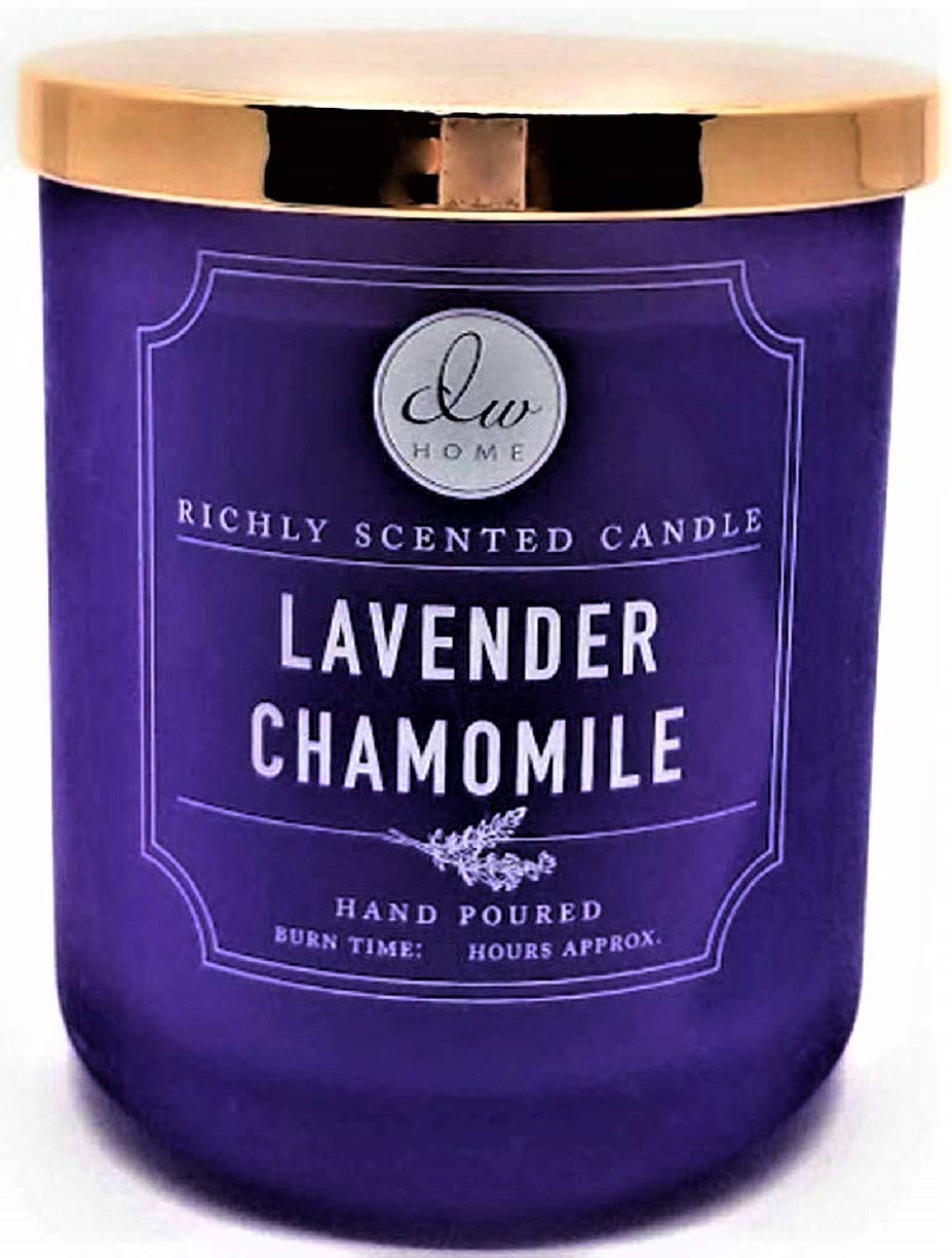 Bougie DW Home lavande camomille dans le gobelet violet mat, parfum apaisant.