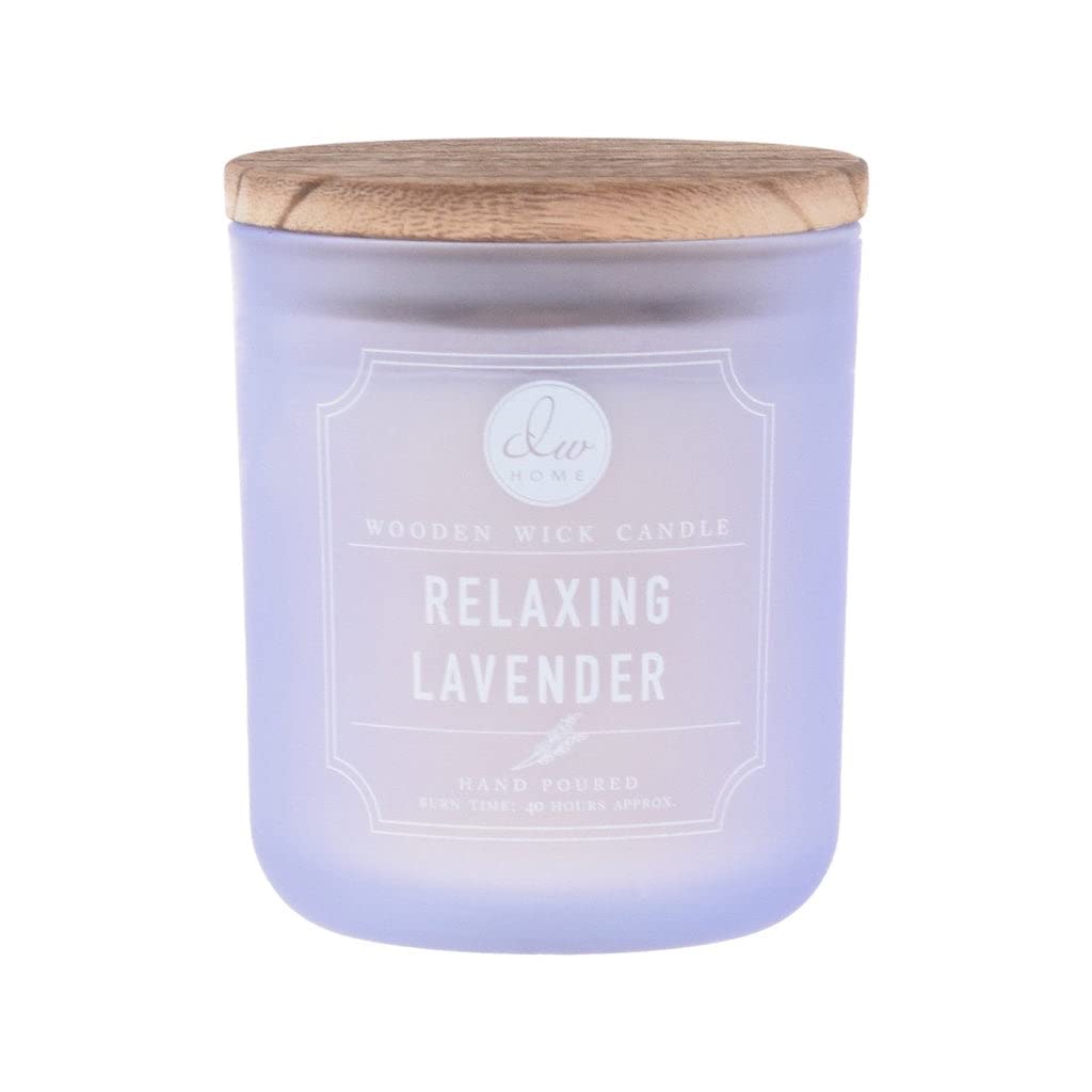 Bougie DW Home Lavande avec mèche en bois, parfum apaisant et durée de combustion prolongée.