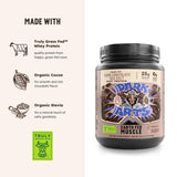 Earth Fed Muscle Dark Arts shaker montre le mélange facile d'une proteine chocolatée.