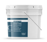 Earthborn Elements Poudre vitamine C montrant sa solubilité, idéale pour lotions et crèmes.