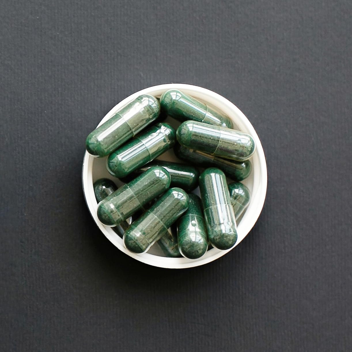 Prise quotidienne possible avec Earthborn Elements Spiruline, intégration simple à votre routine.