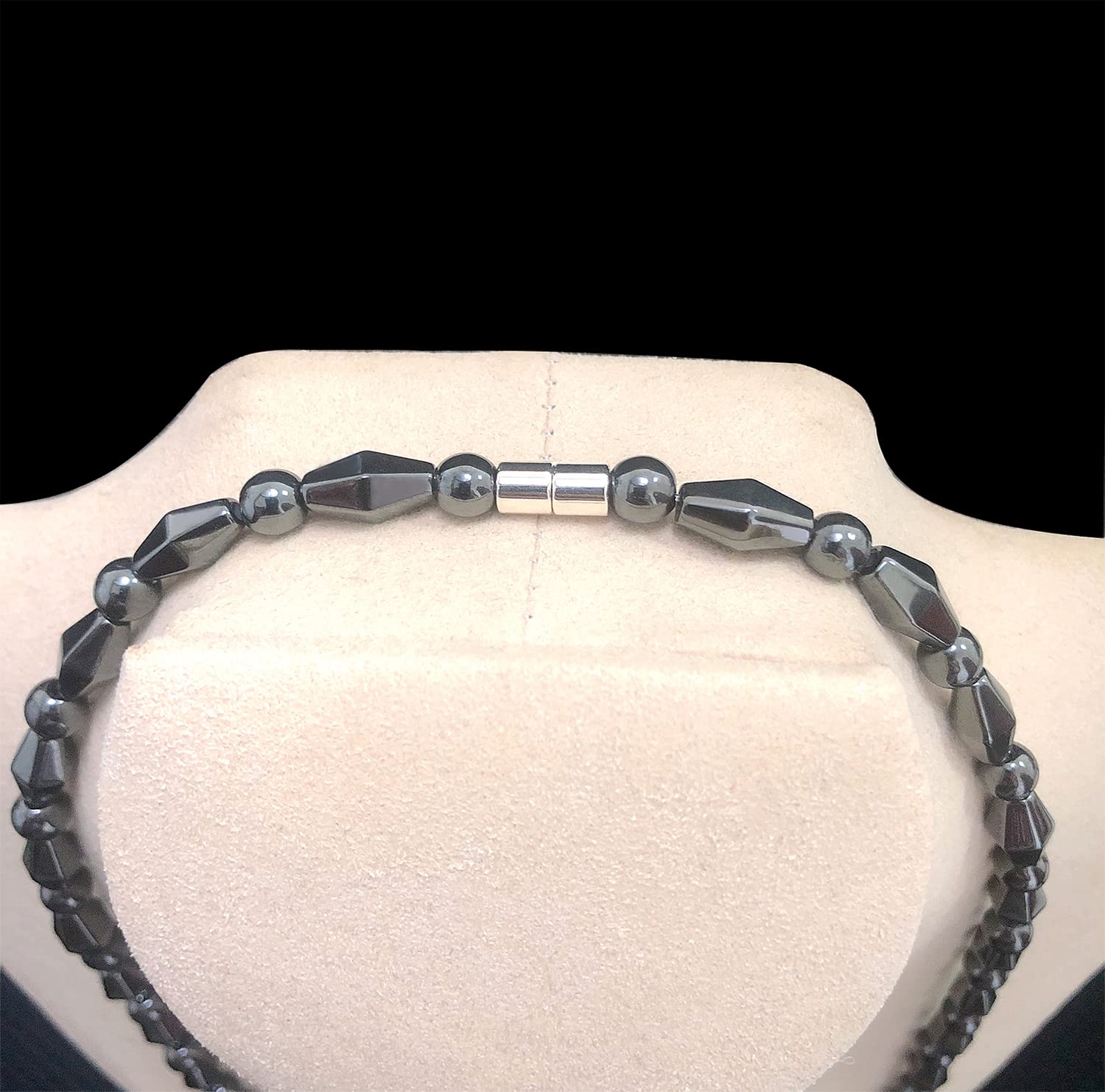 Détail des perles polies du collier Ecooon d'hématite, finition soignée