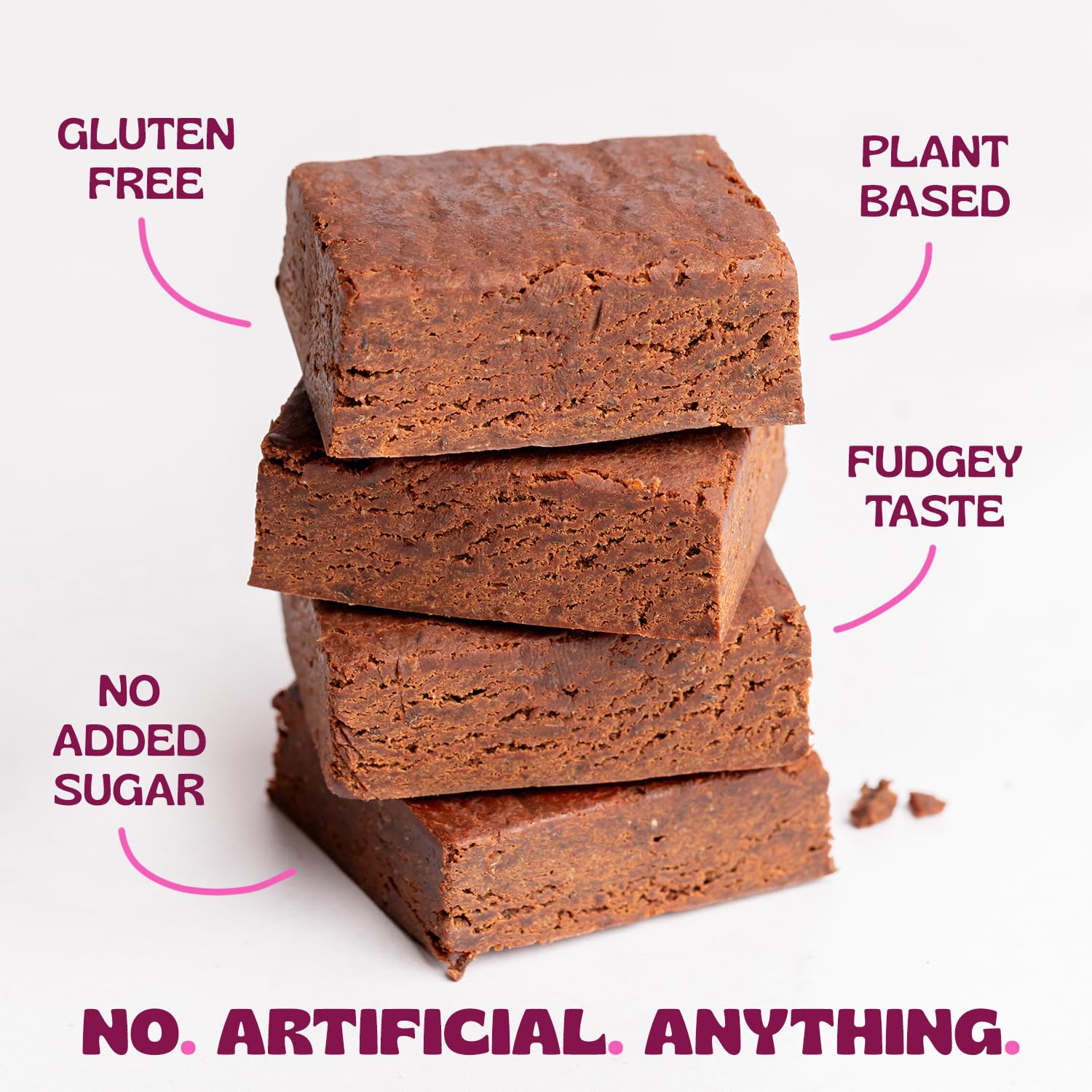 Tranche de brownie protéiné ELAVI montrant sa consistance riche.