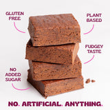 Tranche de brownie protéiné ELAVI montrant sa consistance riche.