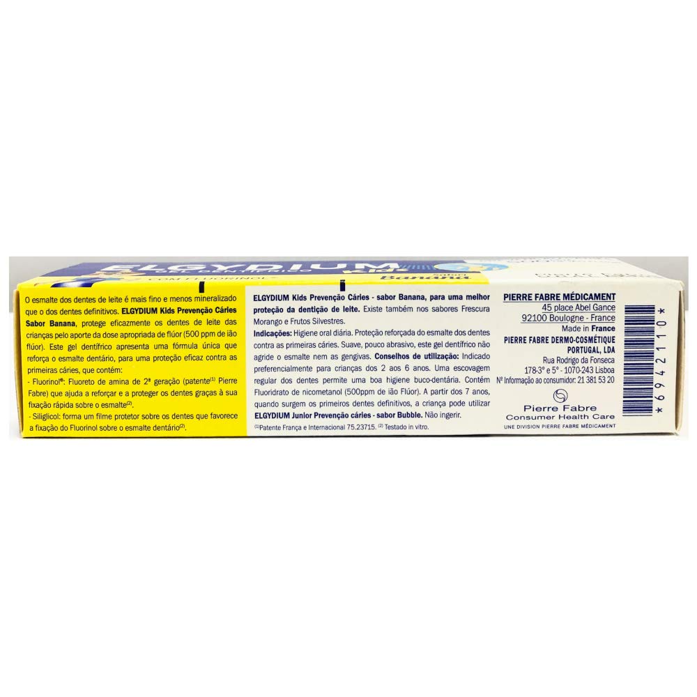 Geste de brossage avec le dentifrice Banane Elgydium Kids sur une brosse adaptée.