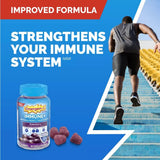 Personne en déplacement consommant les gommes Emergen-C Immune+ Sureau.