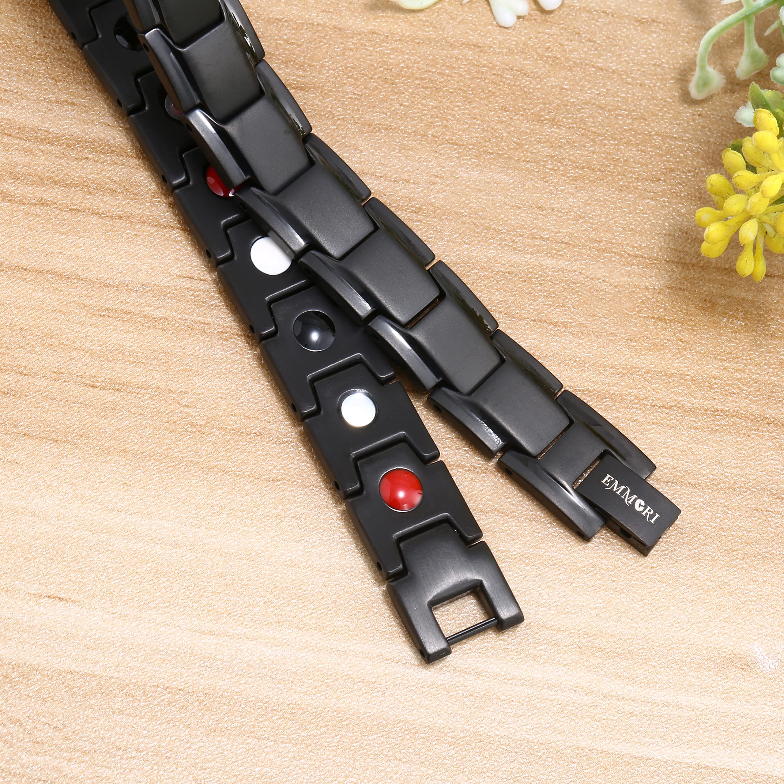 Nettoyage doux et entretien facile du bracelet Emmori noir.