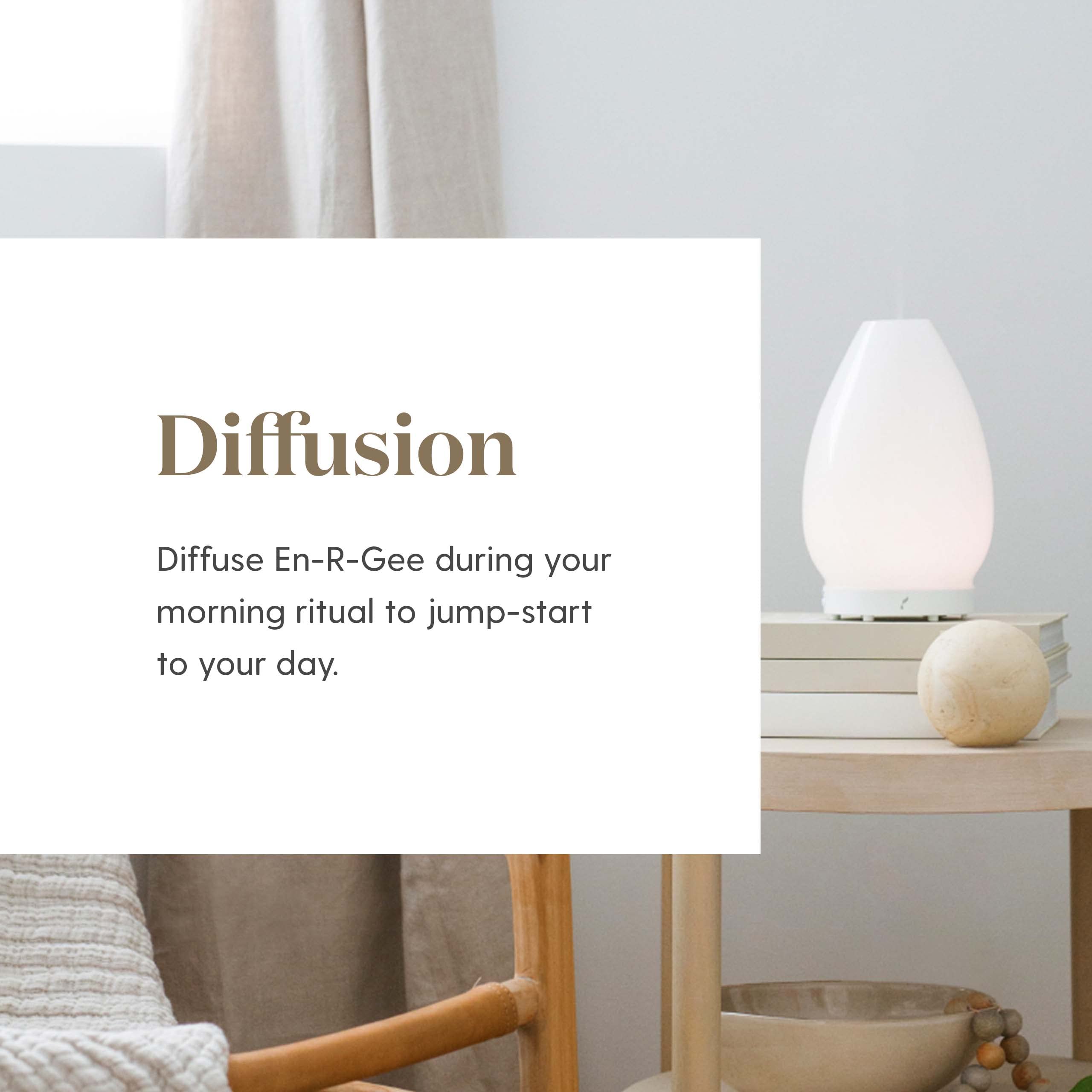 Etiquette En-R-Gee sur bouteille, design clair pour aromathérapie quotidienne.