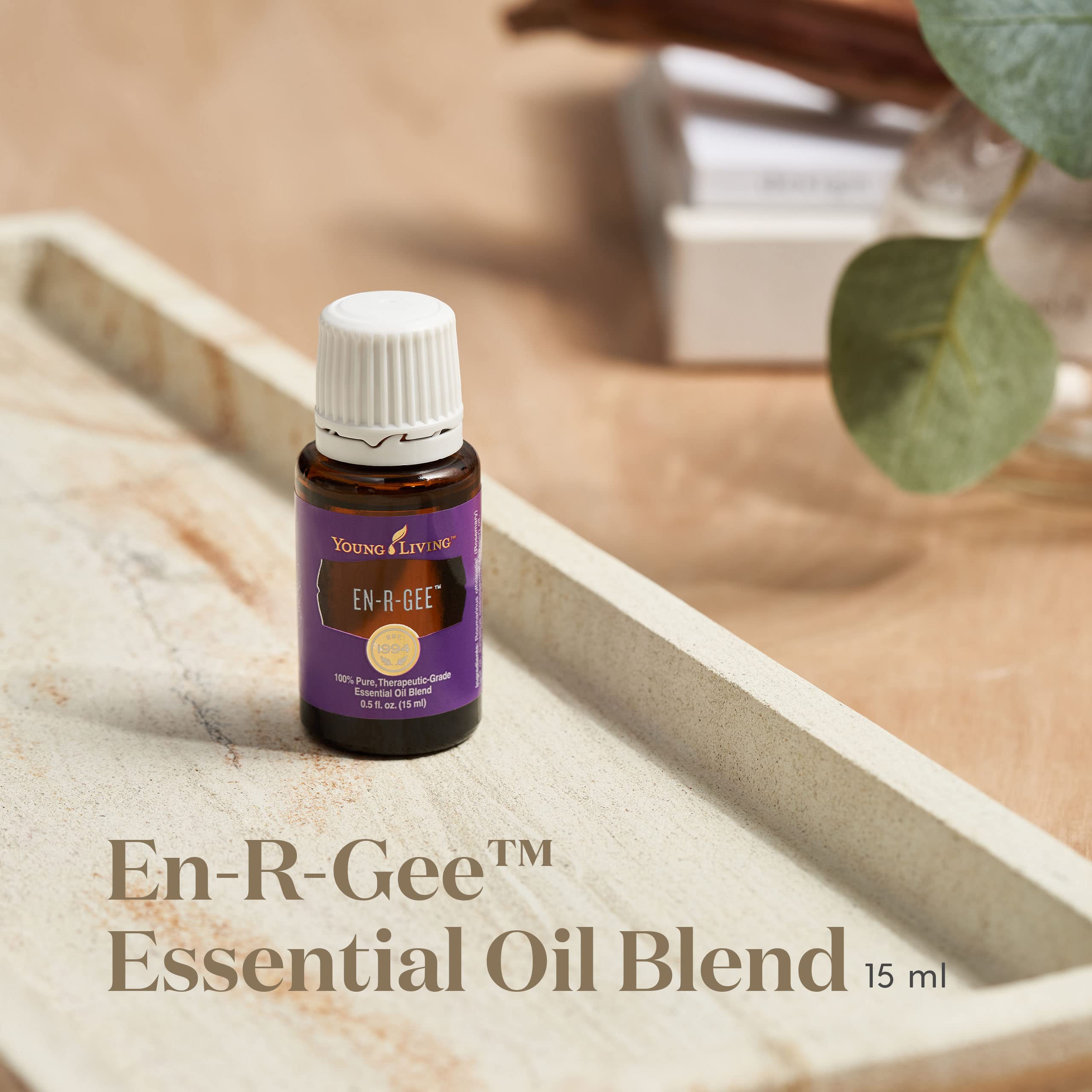 En-R-Gee huile essentielle gouttes près d'un diffuseur pour concentration.