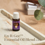 En-R-Gee huile essentielle gouttes près d'un diffuseur pour concentration.