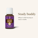 Bouteille En-R-Gee sur plan de travail pour réveil naturel au bureau.