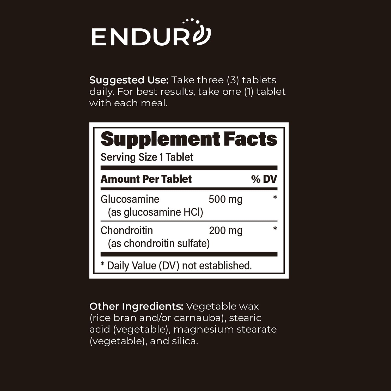 Utilisation quotidienne d’Endur-Flex, mains versant des capsules dans une routine santé.