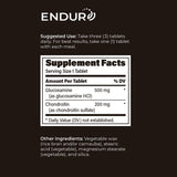 Utilisation quotidienne d’Endur-Flex, mains versant des capsules dans une routine santé.