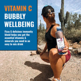 Poudre Ener-C vitamine fruits rouges prête à être mélangée avec de l’eau.