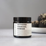 Poudre charbon Erbology ajoutée à l'eau pour aide digestive naturelle