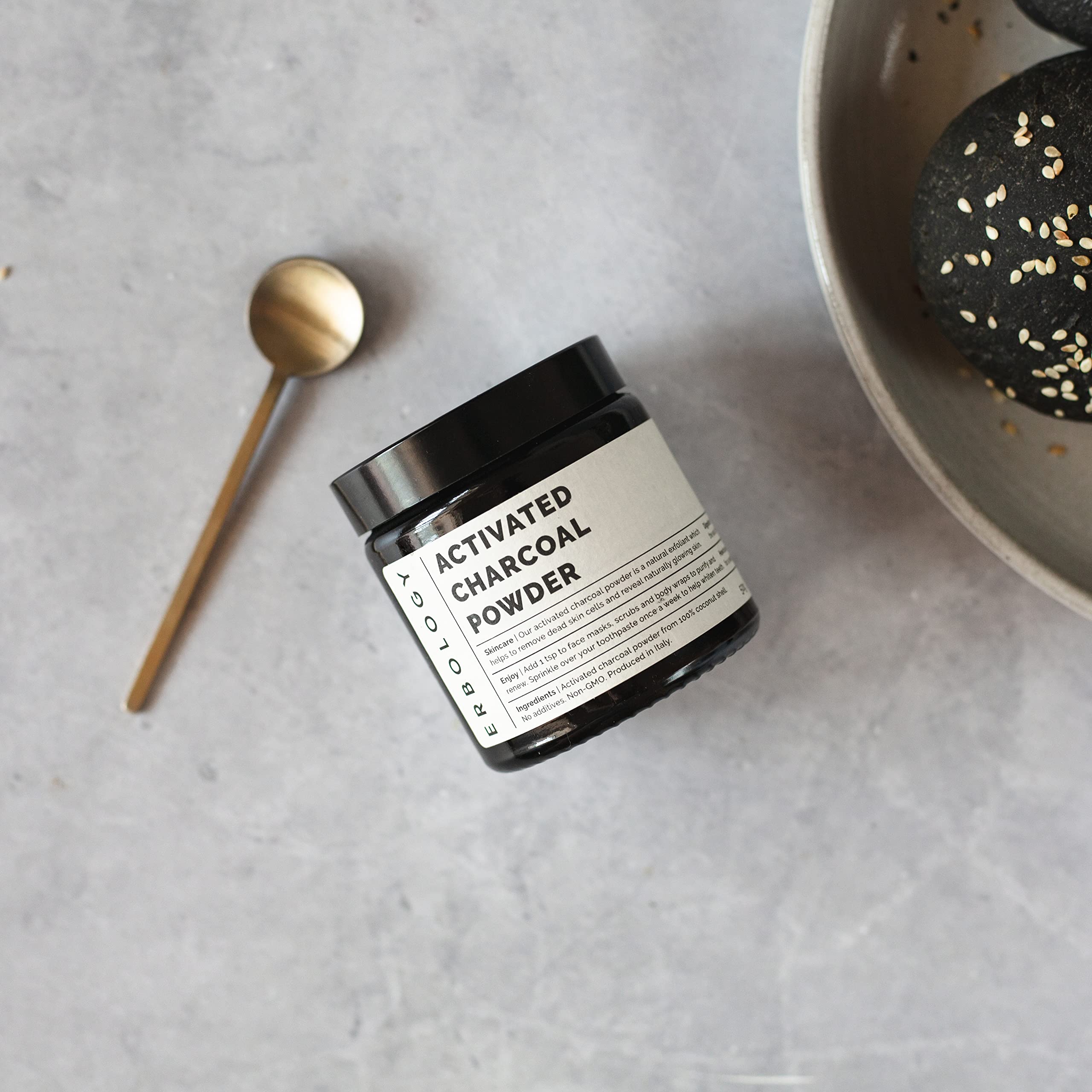 Poudre charbon Erbology dans enveloppements corporels pour detoxifier la peau