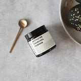 Poudre charbon Erbology dans enveloppements corporels pour detoxifier la peau