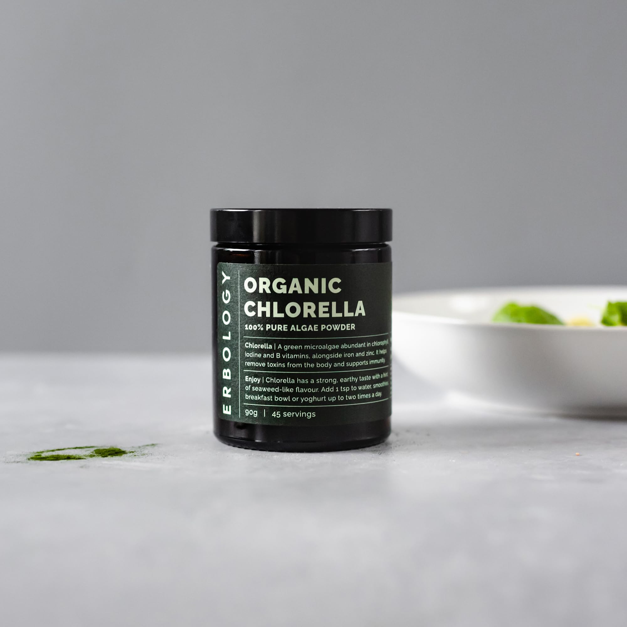 Erbology chlorelle poudre salade: ajoute une touche verte riche en fer et phosphore.