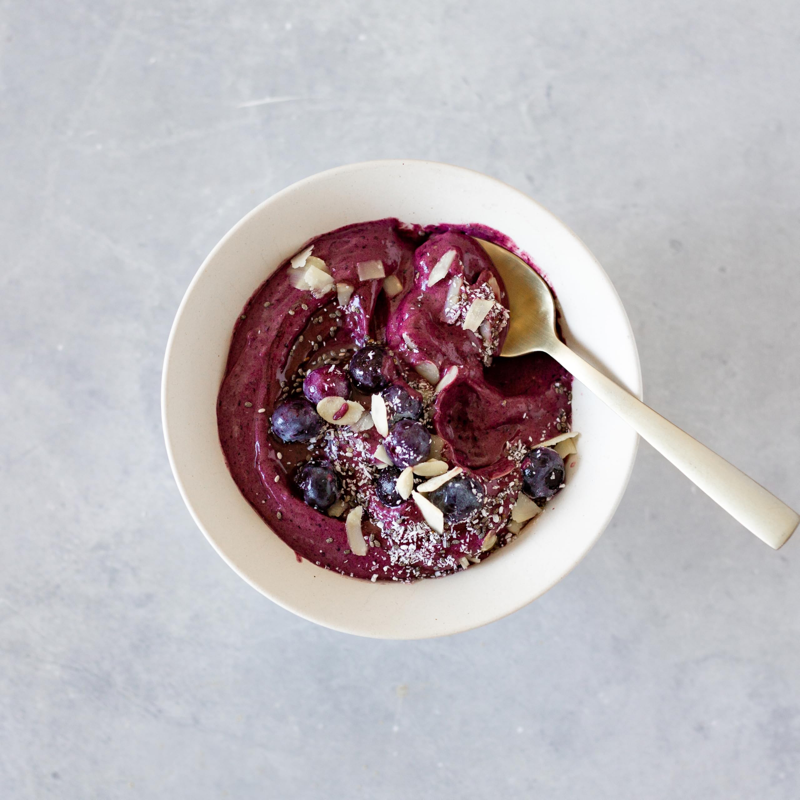 Smoothie fruité avec Poudre Amla Erbology pour éclat naturel.