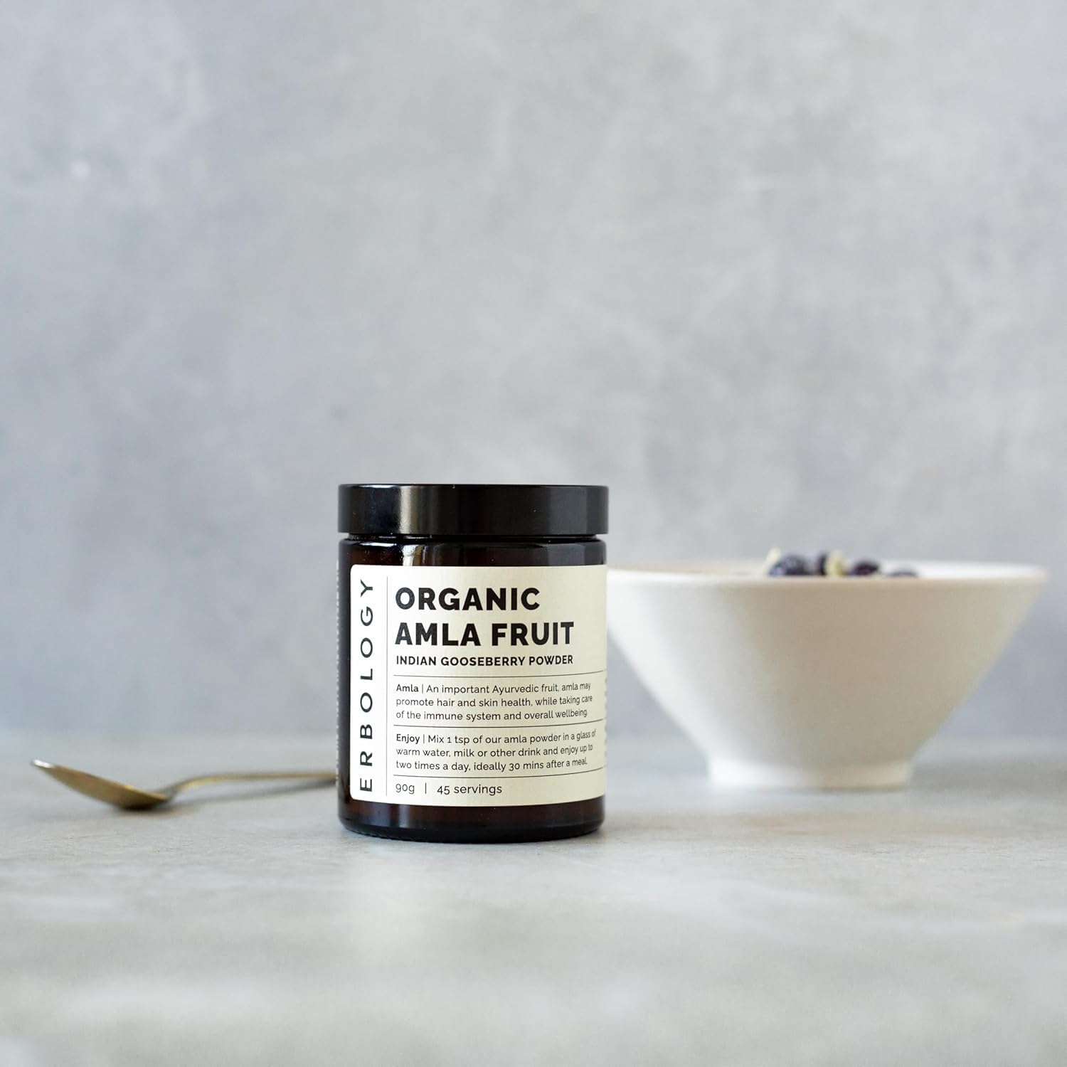 Gobelet de lait chaud avec poudre Amla Erbology, dégustation naturelle et douce.