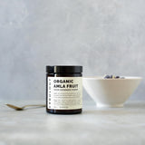 Gobelet de lait chaud avec poudre Amla Erbology, dégustation naturelle et douce.