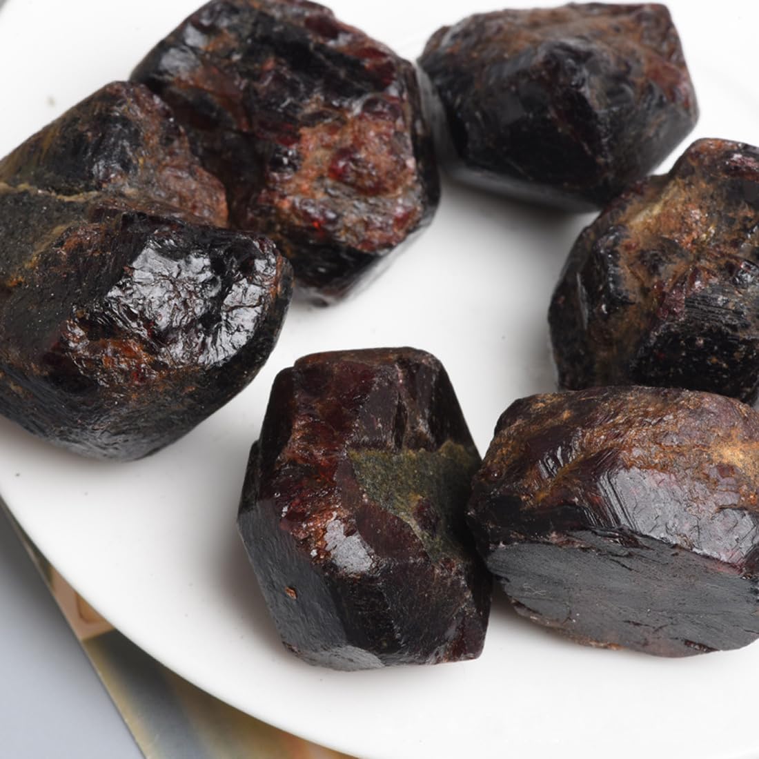 Erliway Garnet brut – couleur rouge vif, parfait pour bijoux.