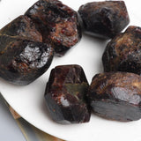 Erliway Garnet brut – couleur rouge vif, parfait pour bijoux.
