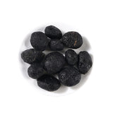 Gros plan sur la tektite brute Erliway montrant texture et lustre.