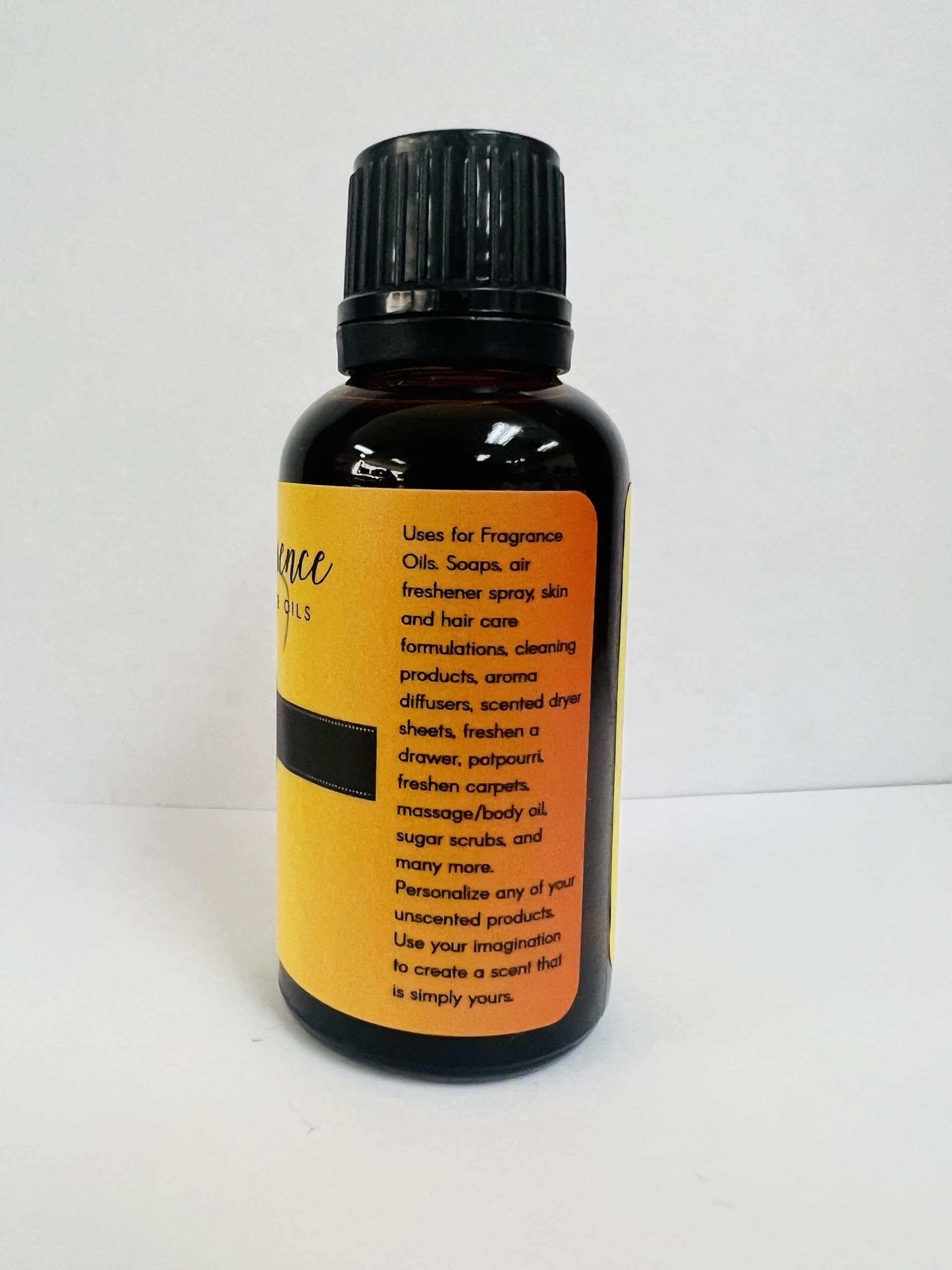 Candy Corn d’Eternal Essence Oils, capuchon noir, pratique pour doser.