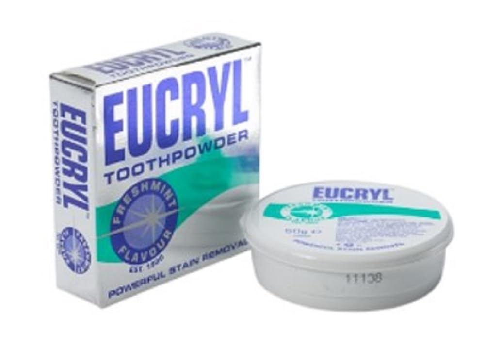 Poudre Eucryl Freshmint prête à être versée sur la brosse