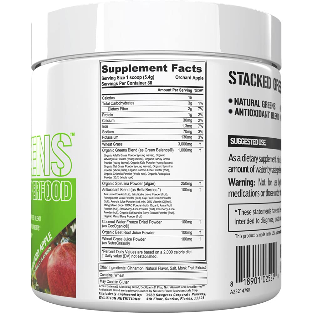 EVLUTION Stacked Greens versement de poudre dans un verre pour hydratation et énergie