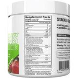 EVLUTION Stacked Greens versement de poudre dans un verre pour hydratation et énergie