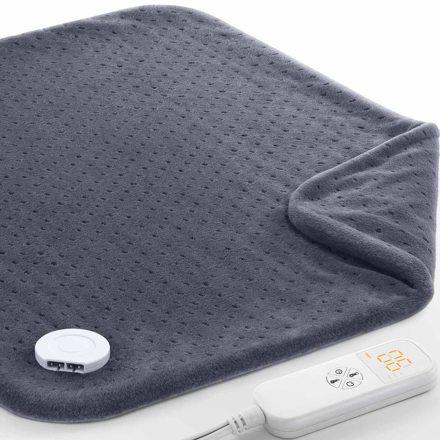 Coussin chauffant FANATATO sur le dos offrant chaleur ciblée pour soulager les tensions.