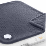 Coussin chauffant FANATATO sur le dos offrant chaleur ciblée pour soulager les tensions.