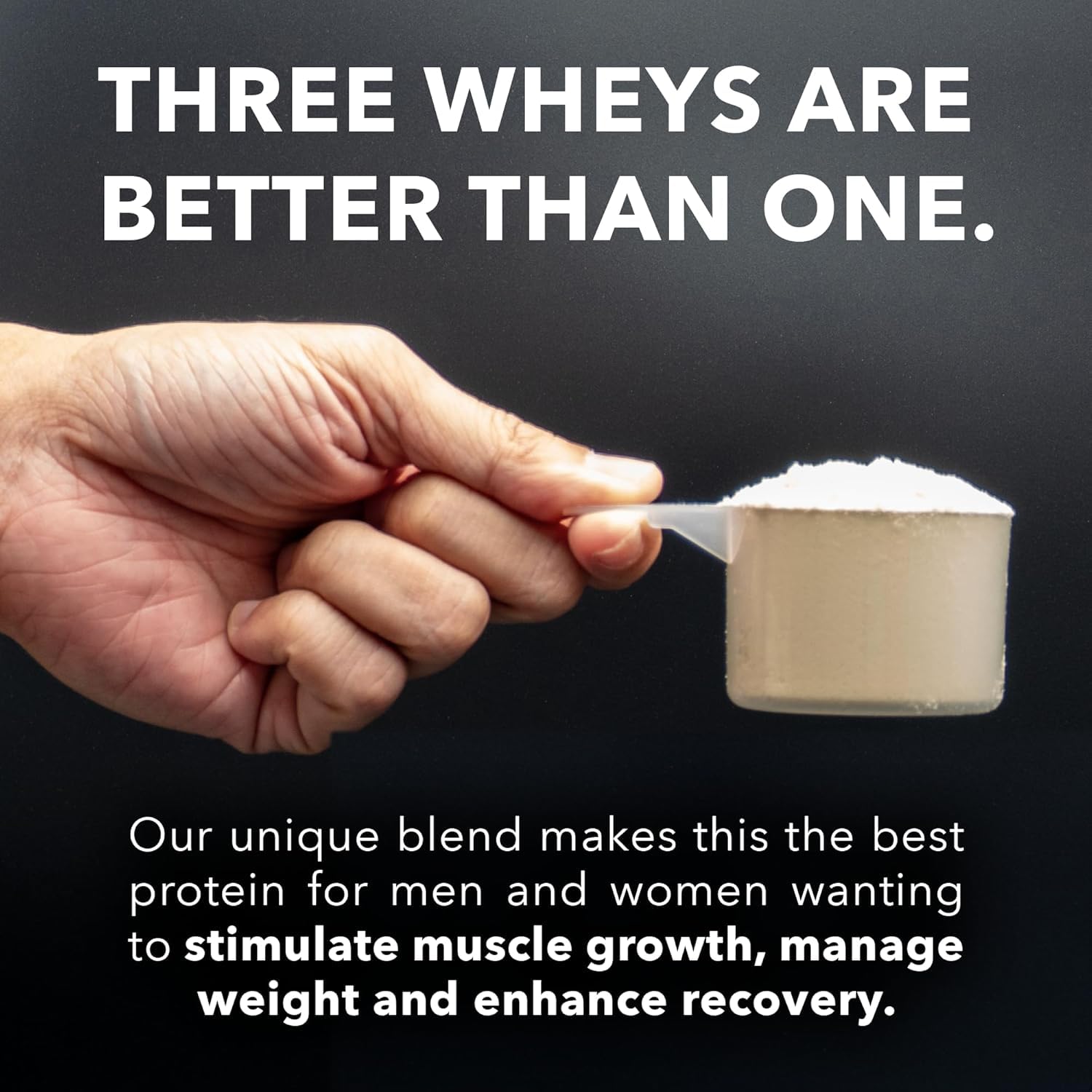 Shaker en action contenant Fantastic Nutrition Whey 3-en-1 prête à être dégustée.