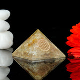 Pyramide Citrine deux pouces: focalisation des objectifs et énergie.