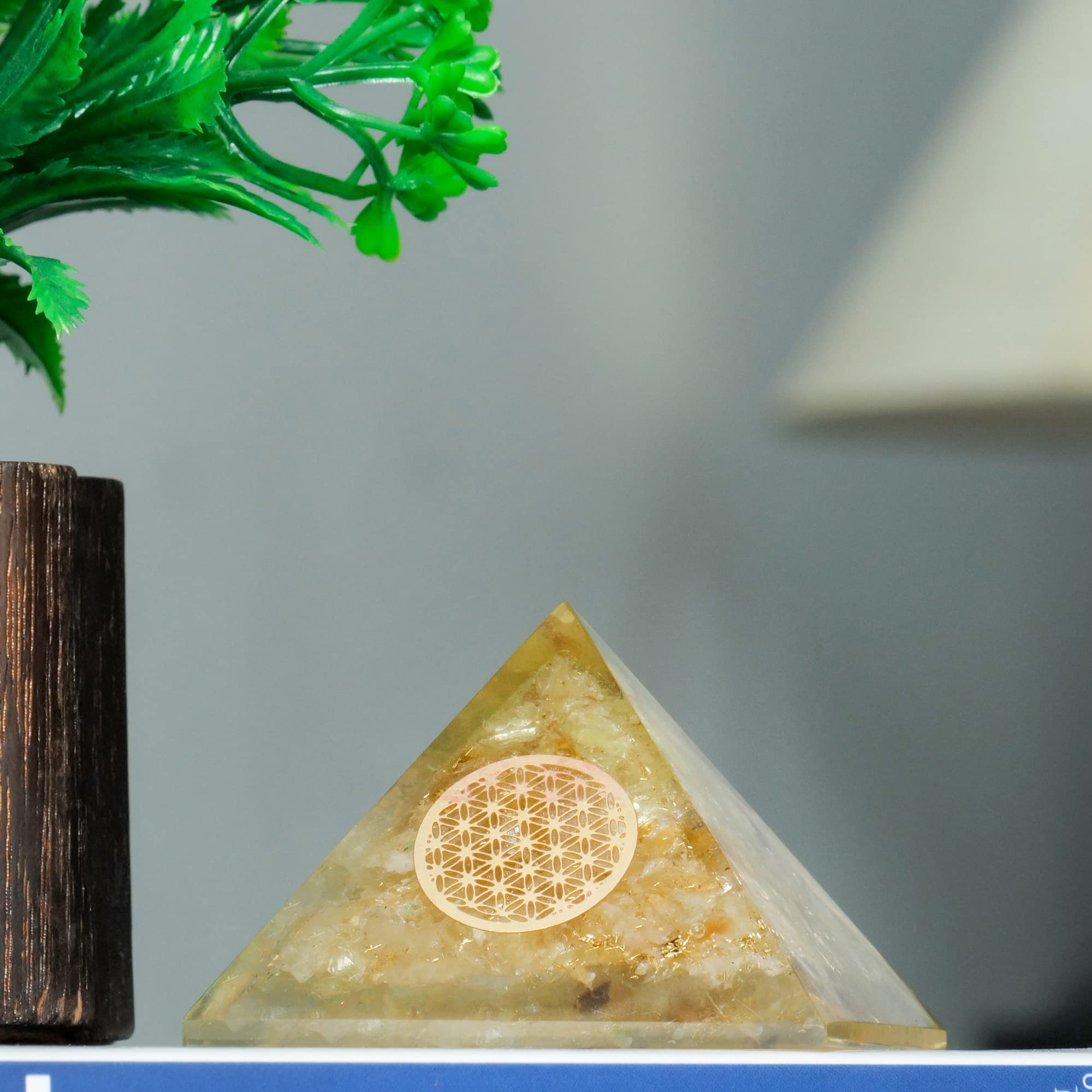 Pyramide fleur de vie: symbole d'harmonie et connexion universelle.