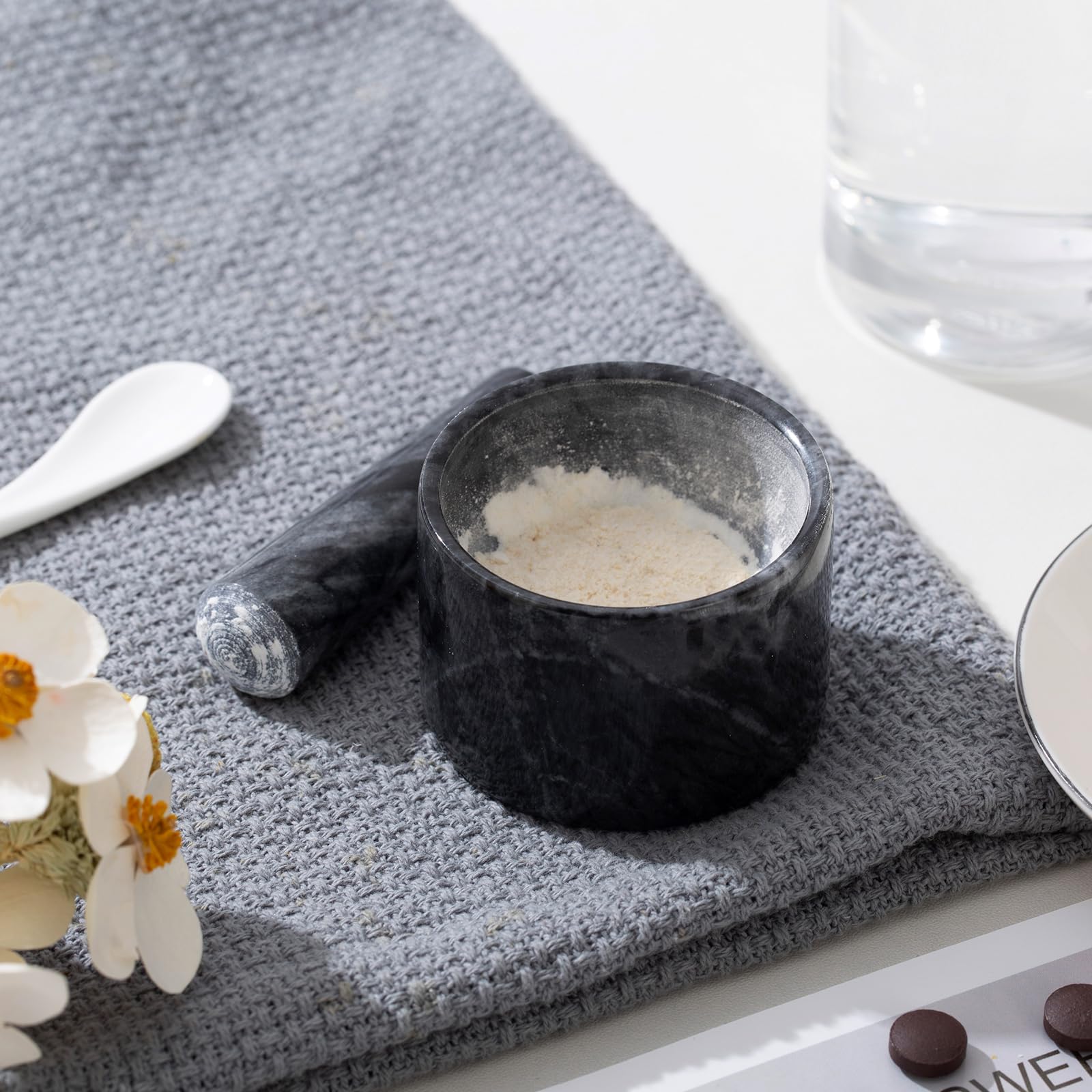 Fasolahome Emballage complet avec moulin, pilulier, coupe-pilules et brosse.