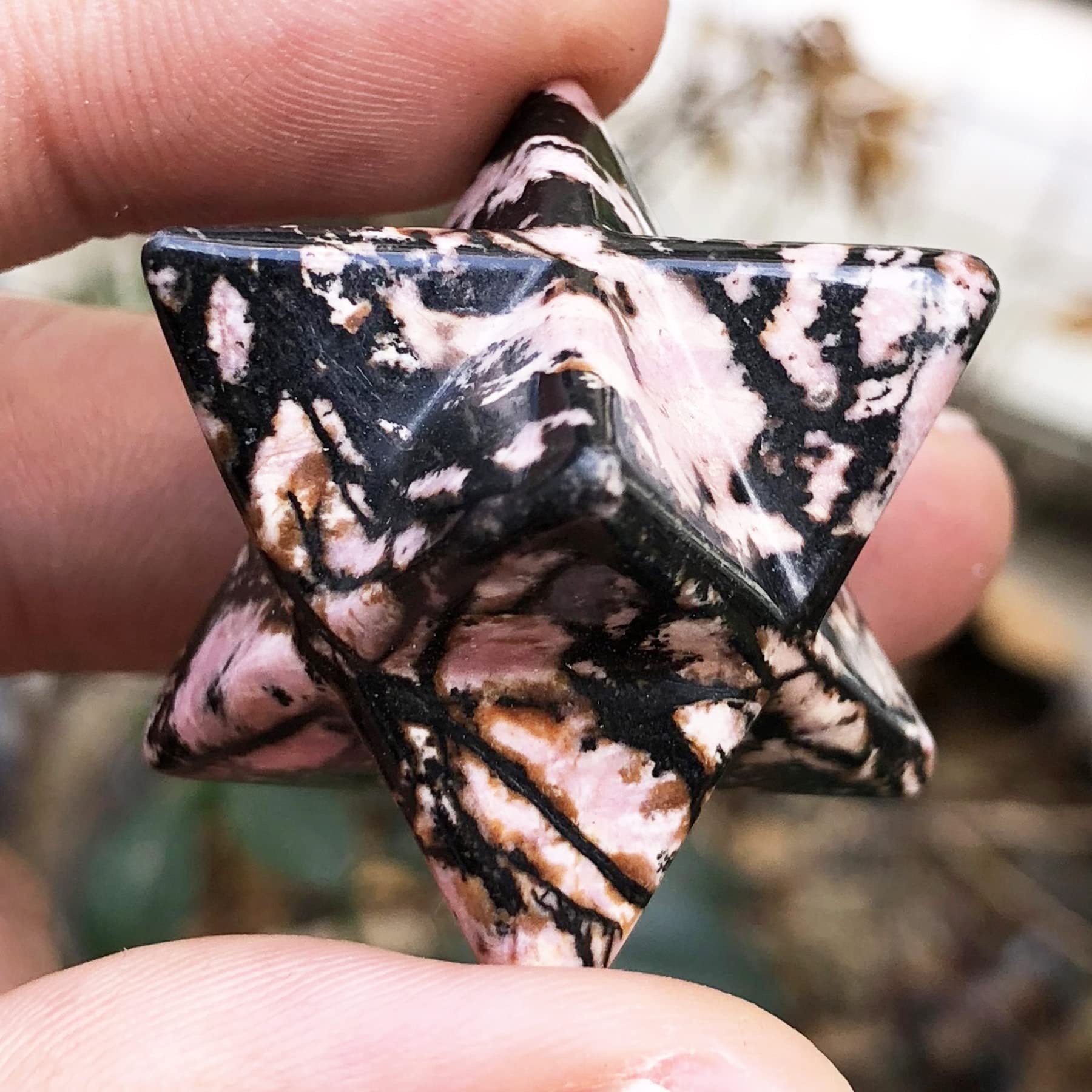 Fekuar Rhodonite Merkaba sur autel, symbole d'utilisation rituelle.