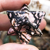 Fekuar Rhodonite Merkaba sur autel, symbole d'utilisation rituelle.