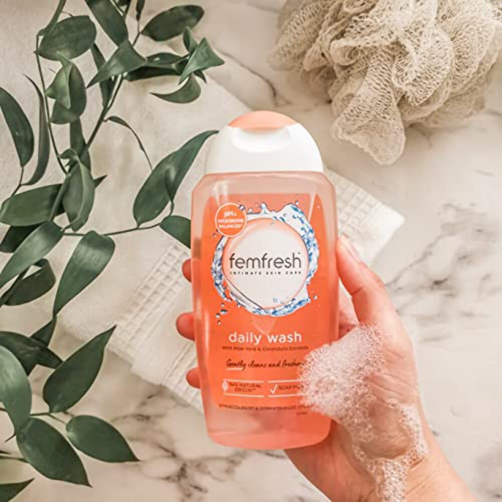 Texture douce sans savon de Femfresh, sûre pour peau sensible.