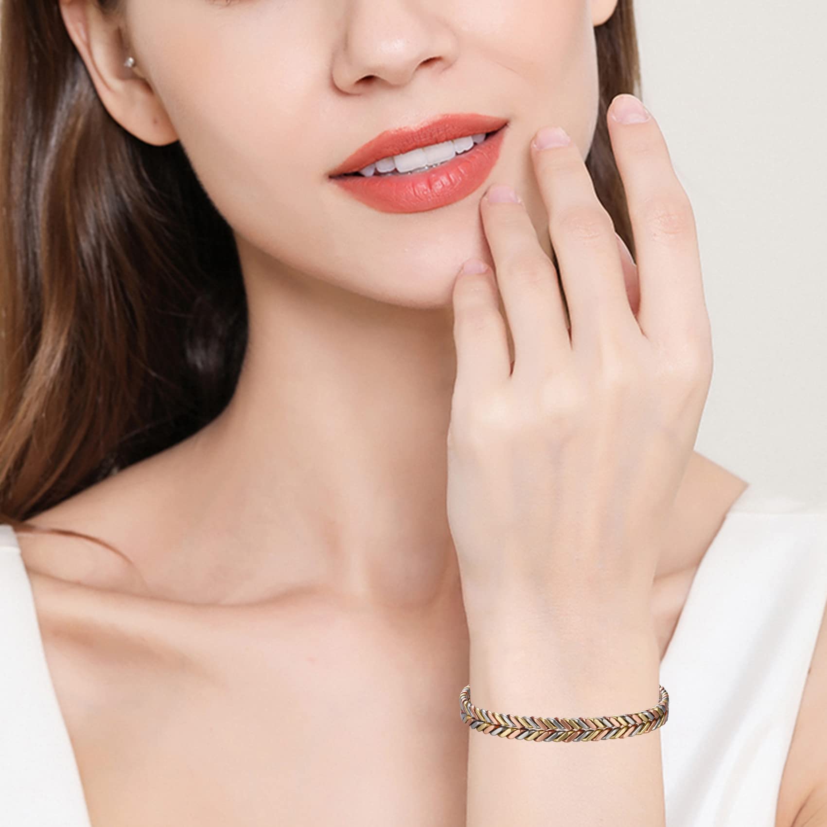 Usage quotidien du bracelet Feraco cuivre pour un style discret et durable.