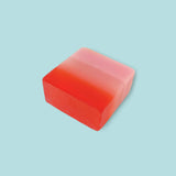Fidelis Savon Yoni fraise, texture artisanale, soin délicat pour la zone sensible.