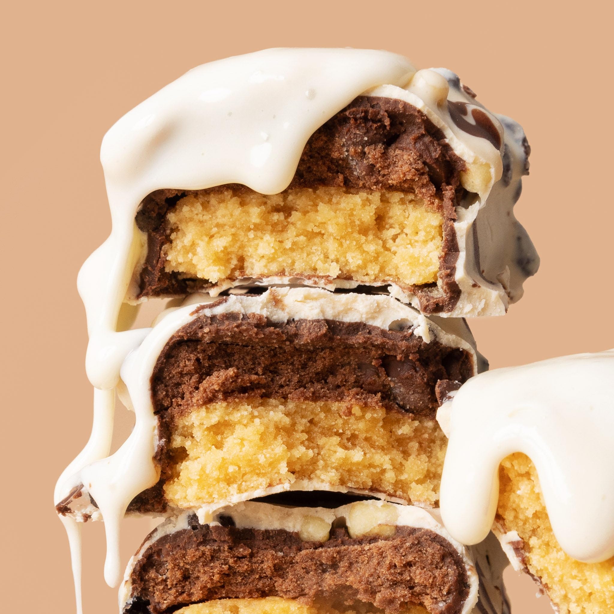 FitCrunch barre six couches cake moelleux, texture tendre et réconfortante.