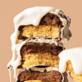 FitCrunch barre six couches cake moelleux, texture tendre et réconfortante.