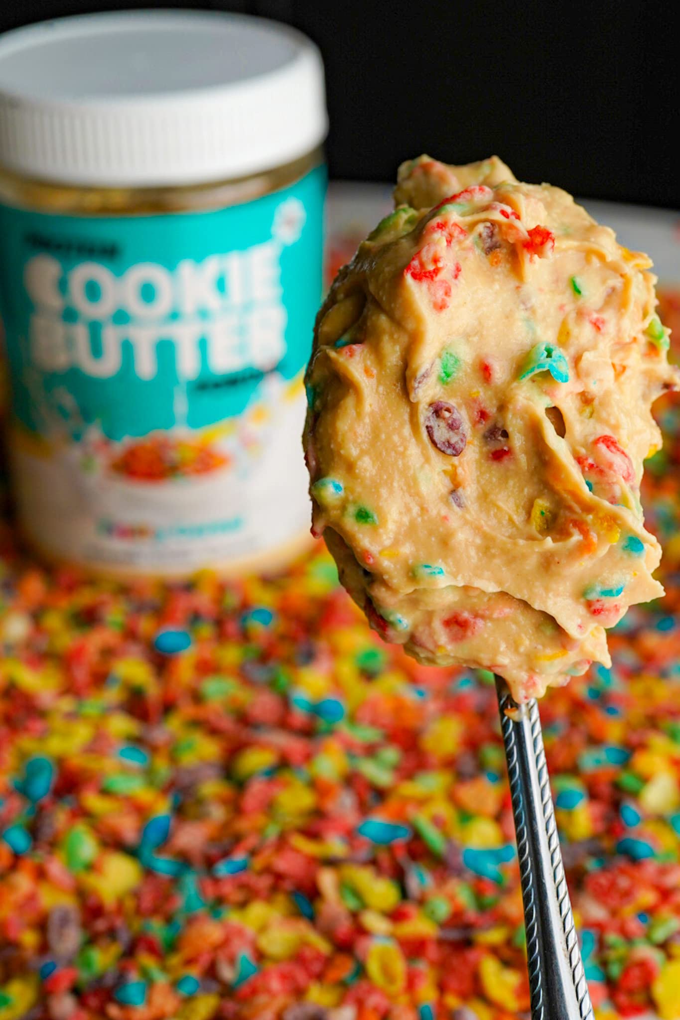 Bol de porridge avec Flex Brands Whey Cookie Butter Fruity Cereal, texture crémeuse.