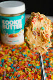Bol de porridge avec Flex Brands Whey Cookie Butter Fruity Cereal, texture crémeuse.