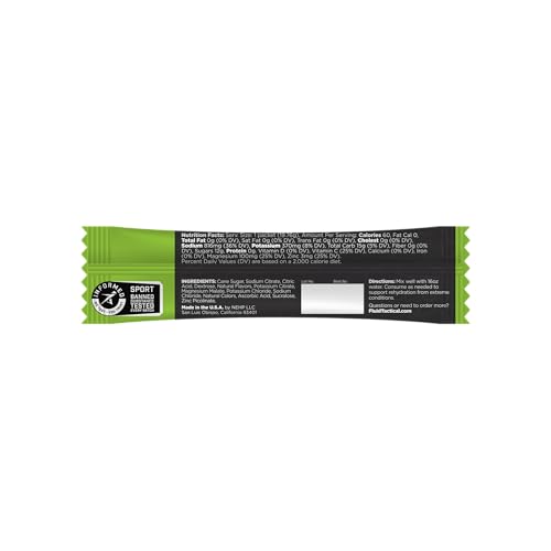 Fluid Tactical ORS – versement du sachet dans l'eau pour réhydratation.